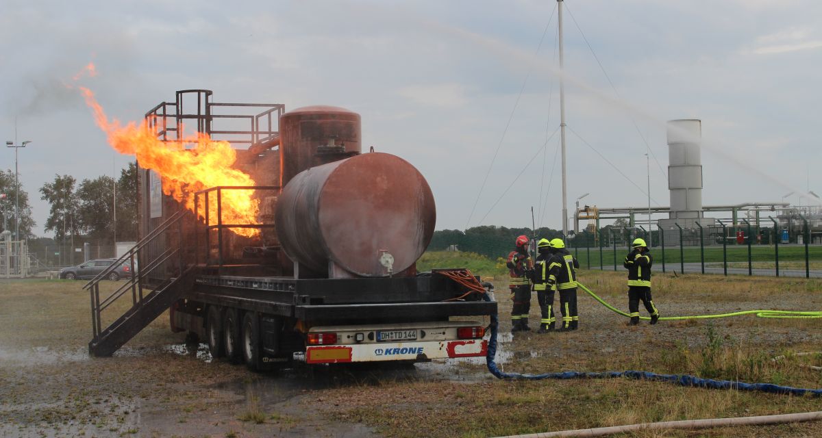 Bei einer Feuerwehrübung auf dem Kavernengelände Etzel steht ein LKW mit einem Tank aus dem eine Flamme schlägt. 