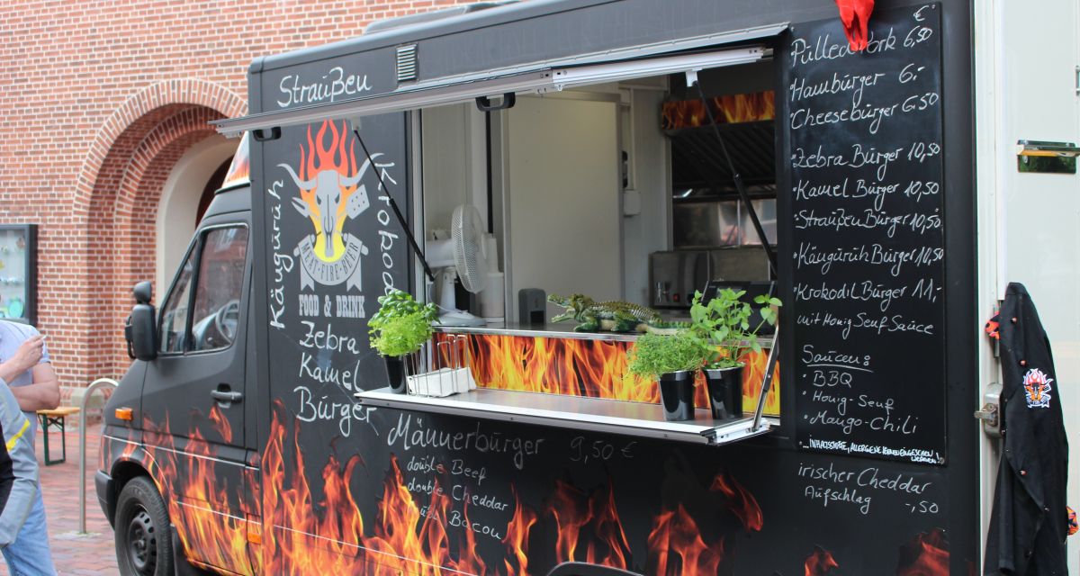 Zu sehen ist eine Preistafel für Känguru-, Krokodil-, Kamel-, Zebra- und Straßenburger.