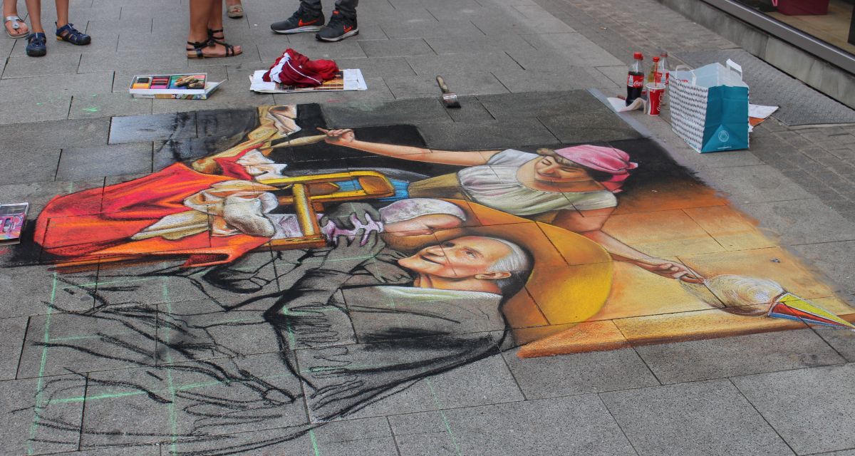 Ein Kunstwerk auf dem Boden der Wilhelmshavener Innenstadt. 