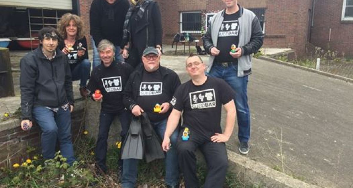 Ein paar Menschen posieren für die Kamera.