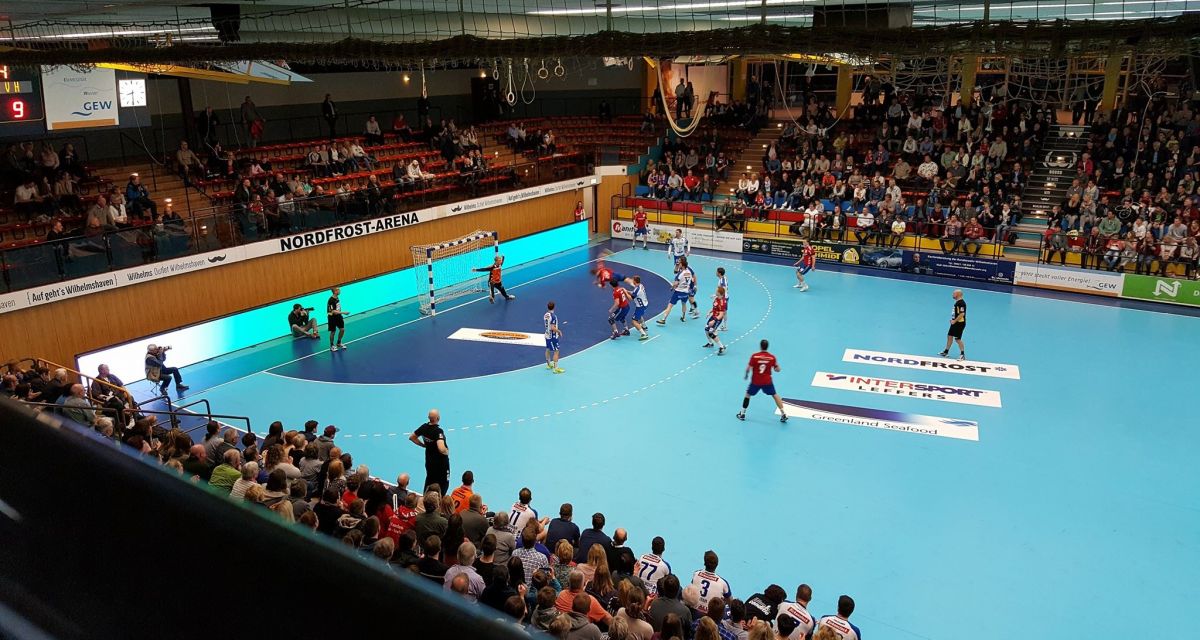 Gezeigt wird ein Handballspiel in der Halle.