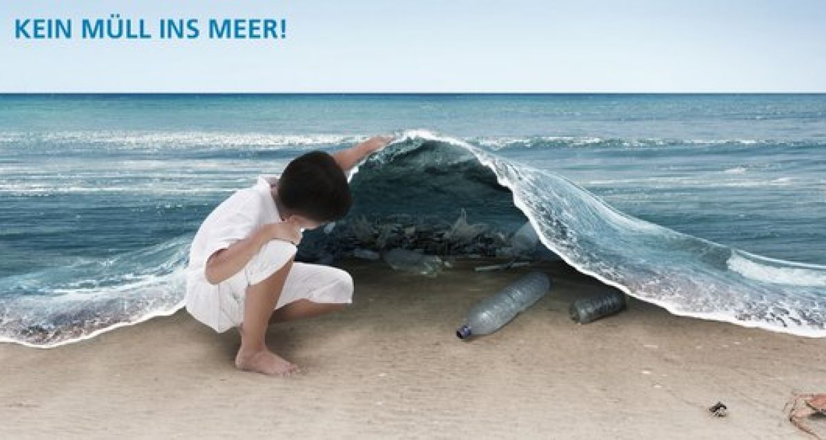 Ein Junge hebt am Strand eine Meereswelle an. Darunter liegt Plastikabfall.