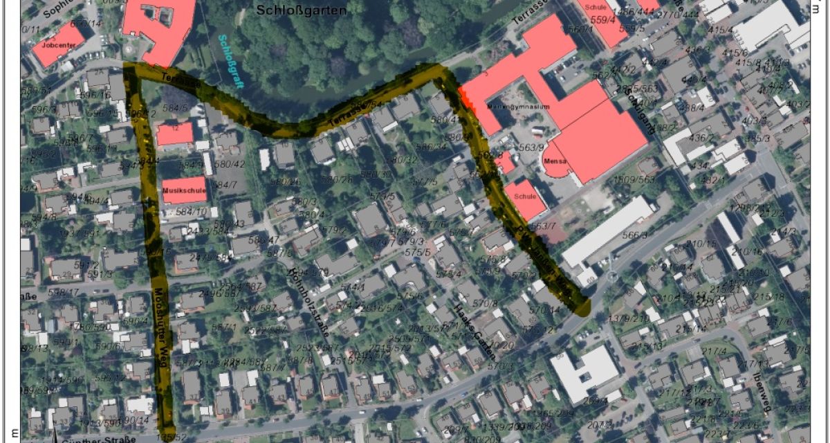 Man sieht ein Luftbild vom Mariengymnasium Jever und den umgebenden Straßen. Markiert sind geplante Einbahnstraßen.