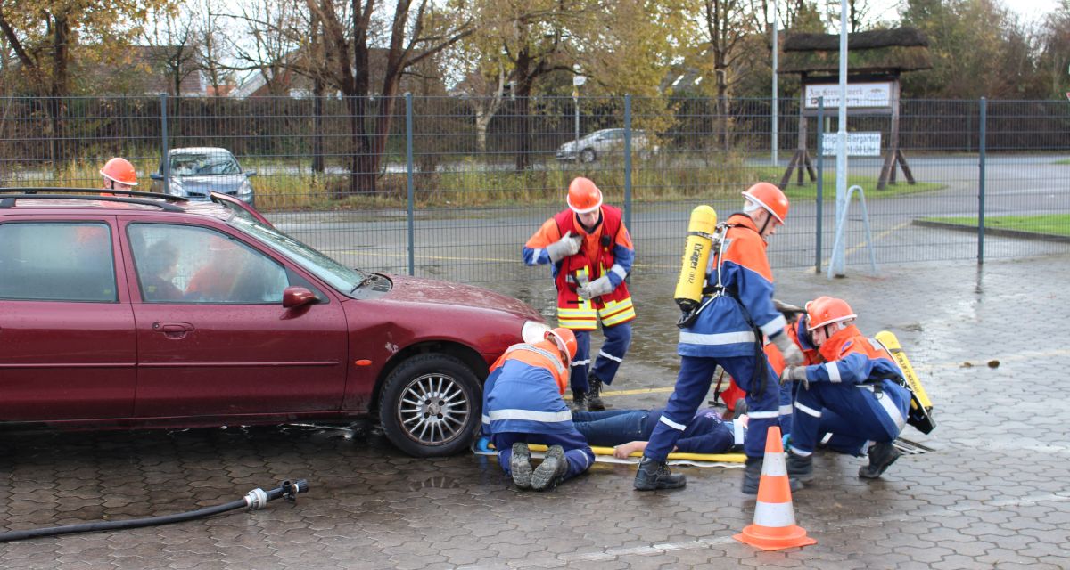 Man sieht die Jugendfeuerwehr bei einer Übung