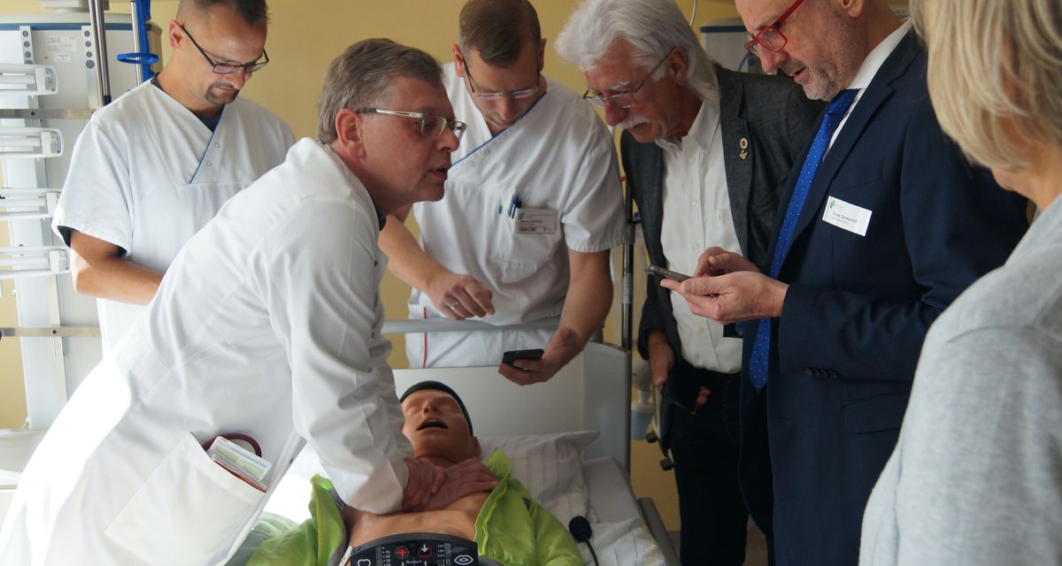 Ärzte demonstrieren die Herz- Lungen Wiederbelebung an einer Puppe.