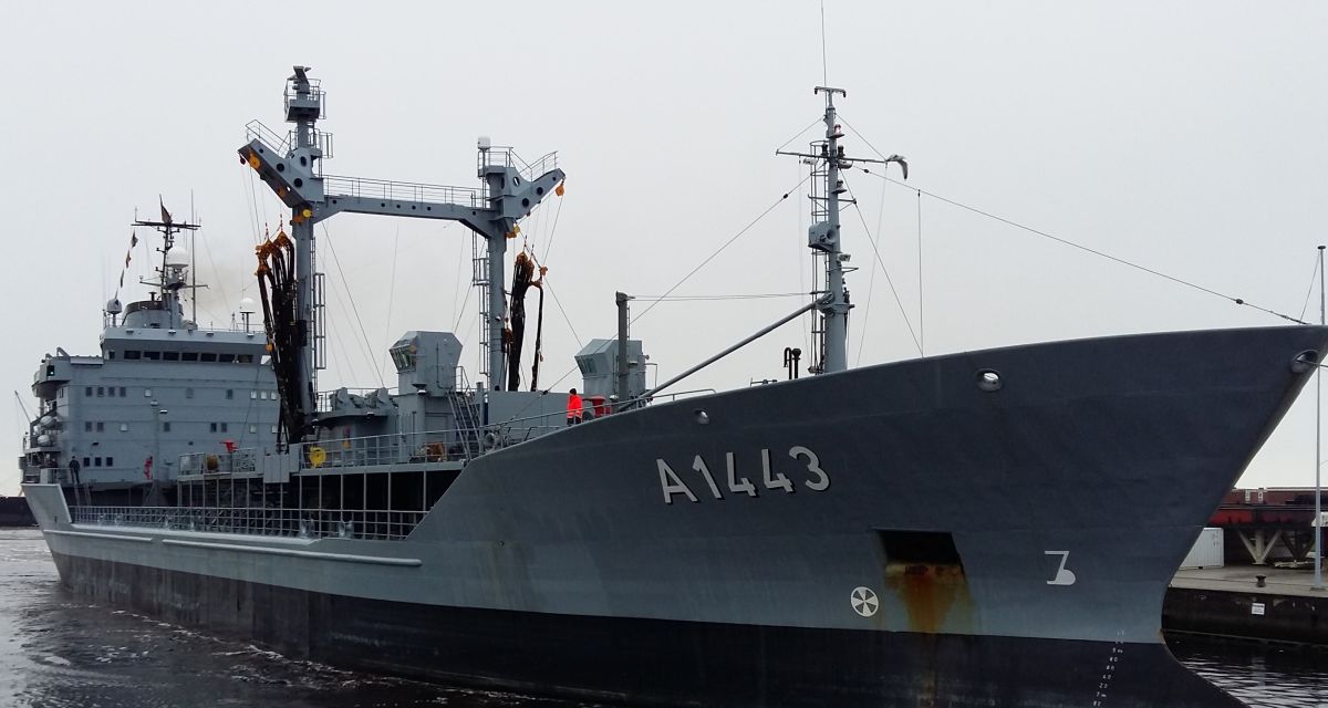 Zu sehen ist der Betriebsstofftransporter „Rhön“. 