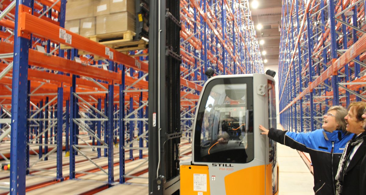 Man sieht das neue Nordfrost-Tiefkühlhaus am Containerhafen in Wilhelmshaven von Innen.