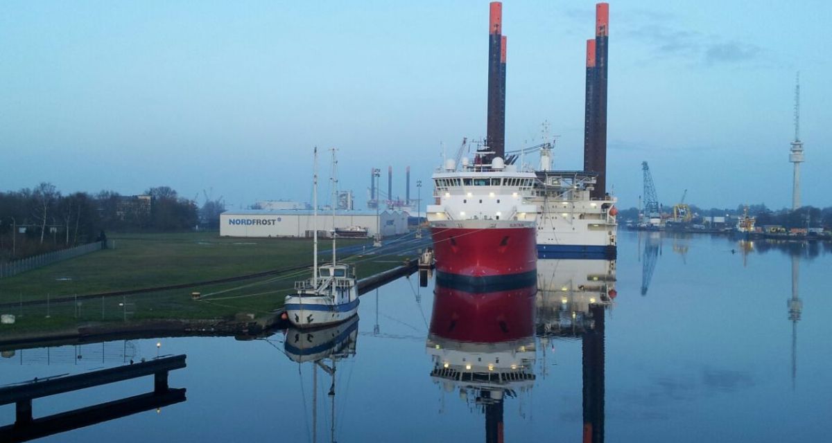 Das Foto zeigt das Hafengrundstück am Südwest-/Nordwestkai im Inneren Hafen von Wilhelmshaven mit der darauf befindlichen Halle, wo die Verpackungsaktivitäten zunächst starten, ehe wir diese direkt im Containerhafen Wilhelmshaven anbieten.