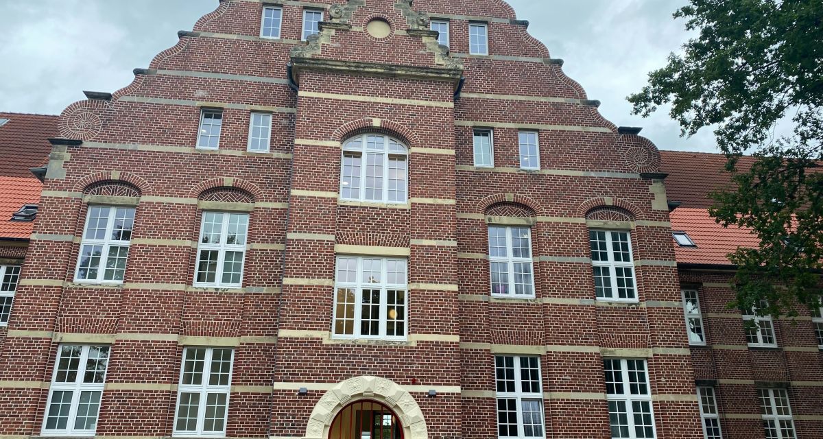 Das Bild zeigt die Fassade des Neuen Gymnasiums Wilhelmshaven.