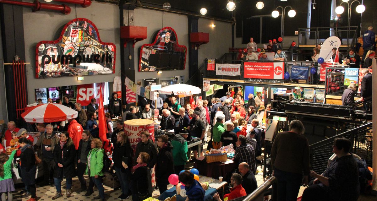 Man sieht die Stände und die Besucher zum Tag der Arbeit im Pumpwerk in Wilhelmshaven