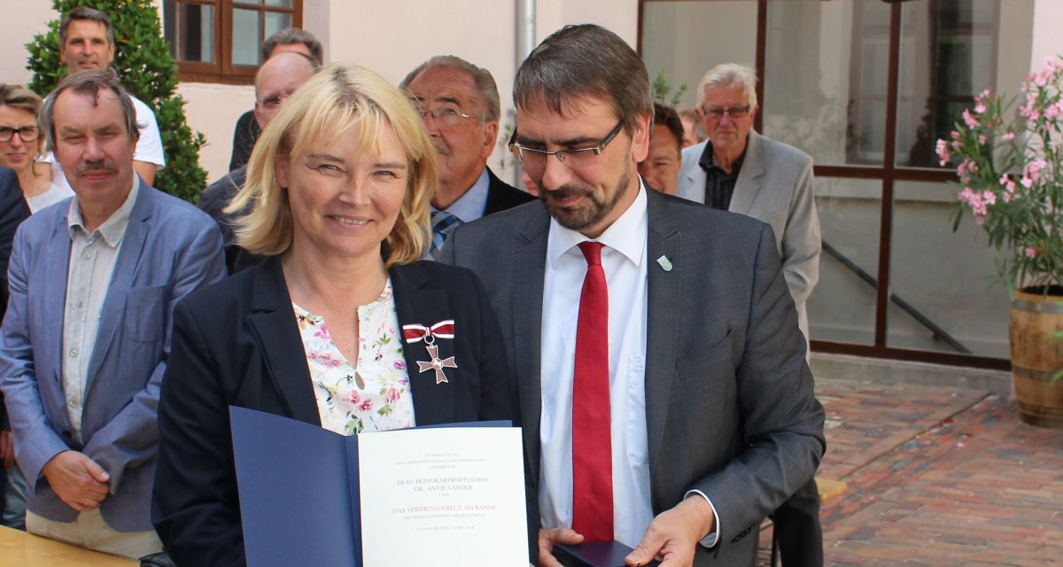 Antje Sander erhält das Verdienstkreuz am Bande