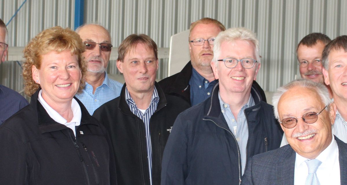 Personen bei der Eröffnung des neuen Rundhangers.