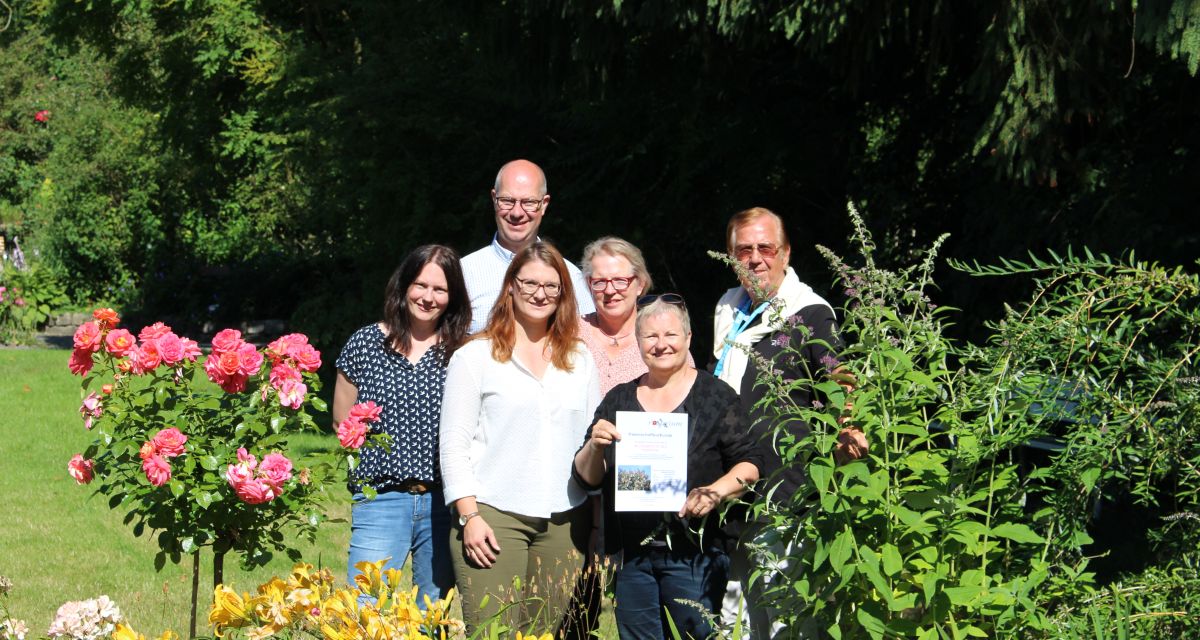 Zu sehen sind Personen im Rosarium Wilhelmshaven.