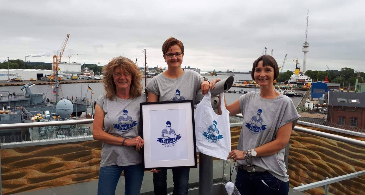 Zu sehen sind drei Frauen aus dem Bund und Cityteam, die sich gegen Plastikmüll im Meer einsetzten. 