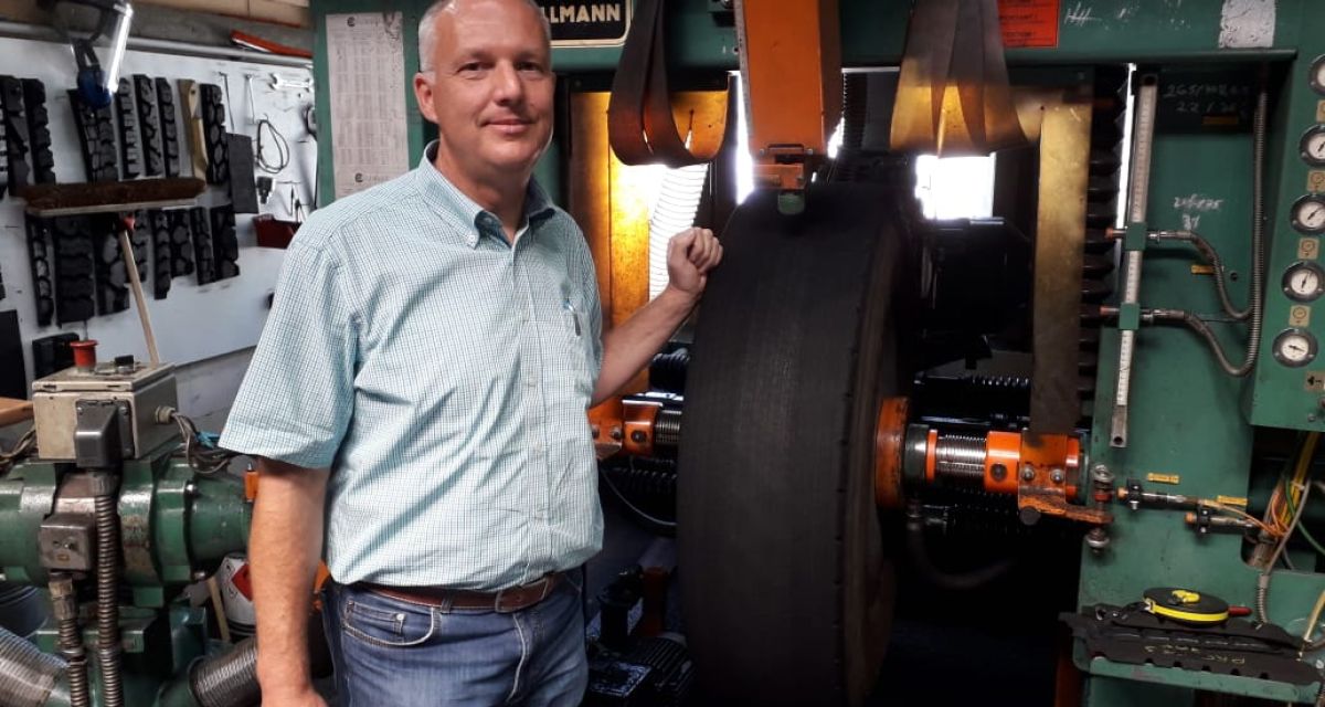 man sieht den Geschäftsführer vom Reifencenter, Reiner Hofdmann