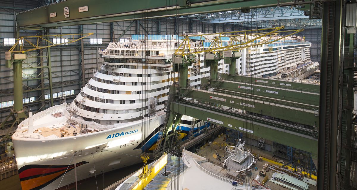 Zu sehen ist die AIDAnova im Bau.