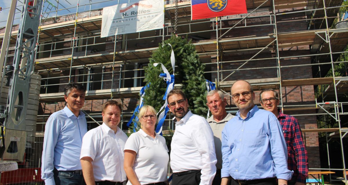 Politiker*innen feiern Richtfest am Verwaltungsgebäude Jever. 