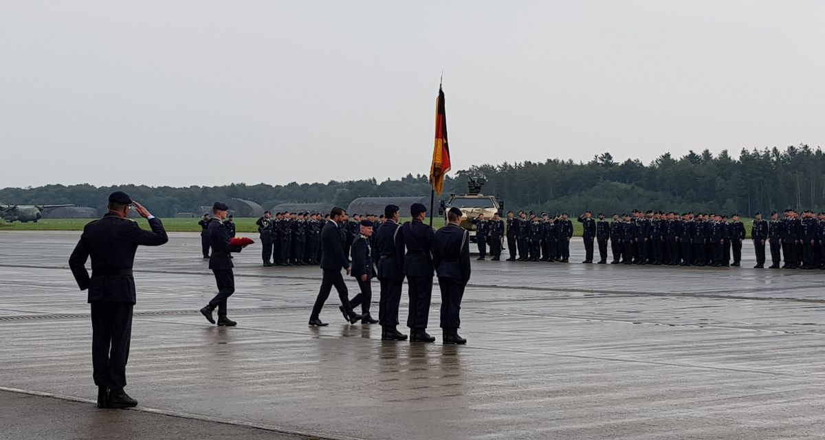 Das Fahnenband für das Objektschutzregiment