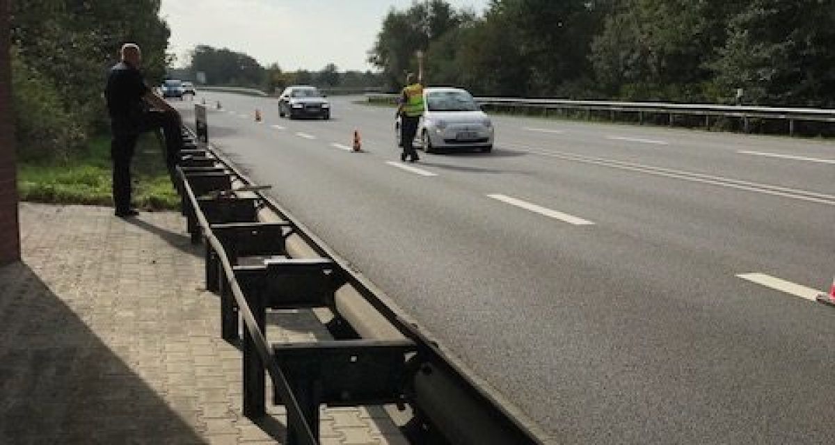 Polizei kontrolliert auf der B210