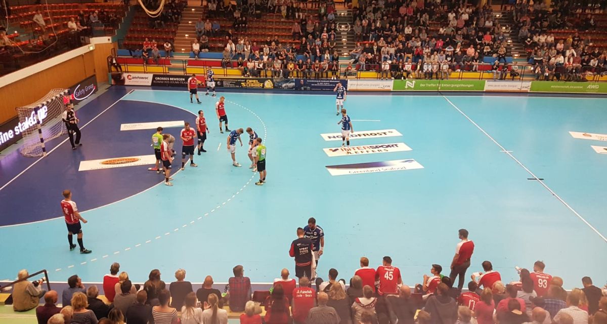 Ein Handball-Spiel in der Nordfrost-Arena in Wilhelmshaven. Der WHV spielt in Rot.
