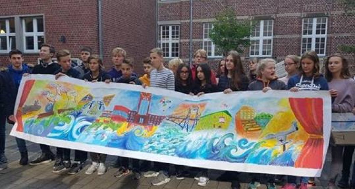 Fassadenbild vorhang auf