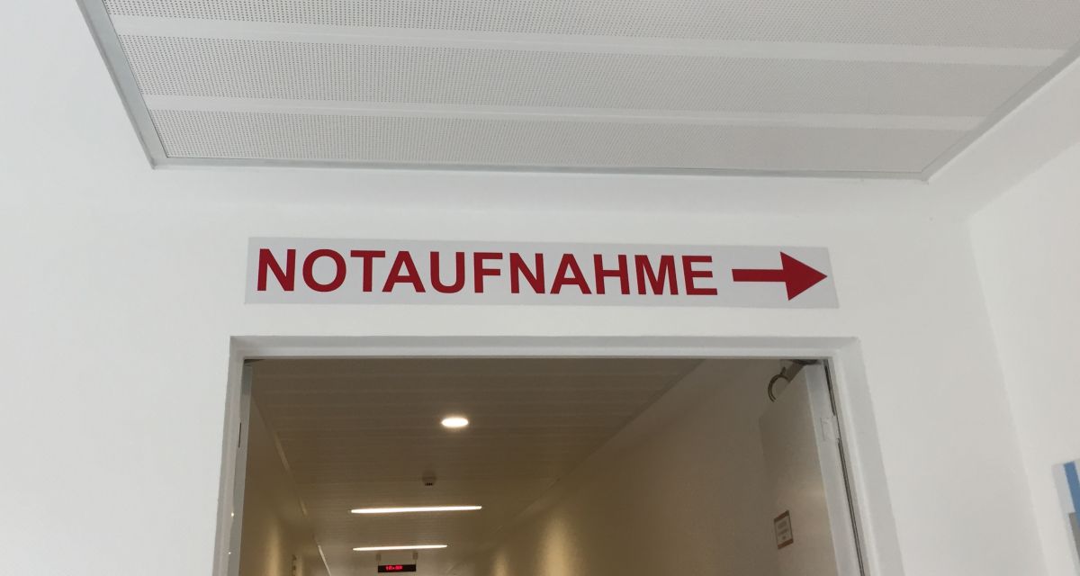 Zu sehen ist das Schild der Notaufnahme im Nordwest-Krankenhaus Sanderbusch.