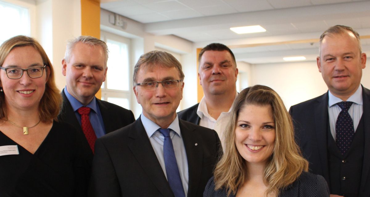 Die Berufsakademie Wilhelmshaven wird vorgestellt. Zu sehen sind unter anderem Jugendamtsleiter Carsten Feist, Oberbürgermeister Andreas Wagner und Rüdiger Schaarschmidt.