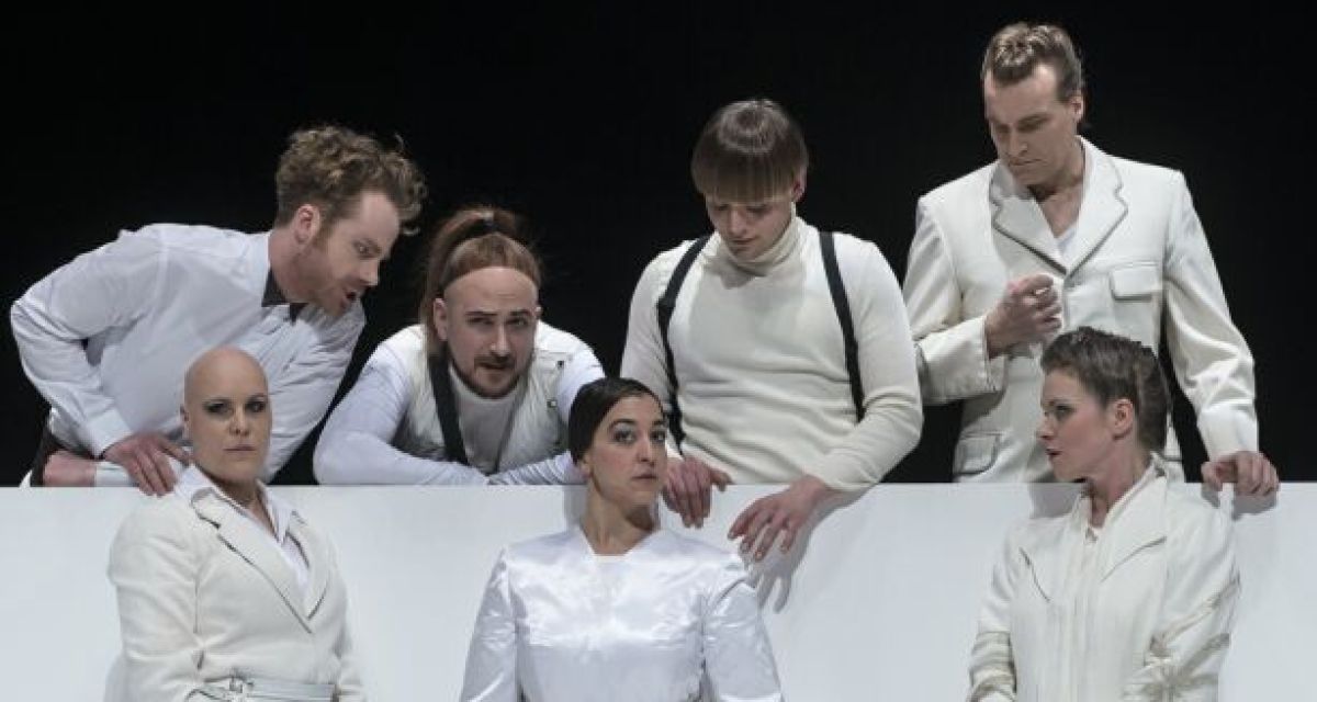 Sieben Darsteller sind ganz in weiß gekleidet auf der Bühne.