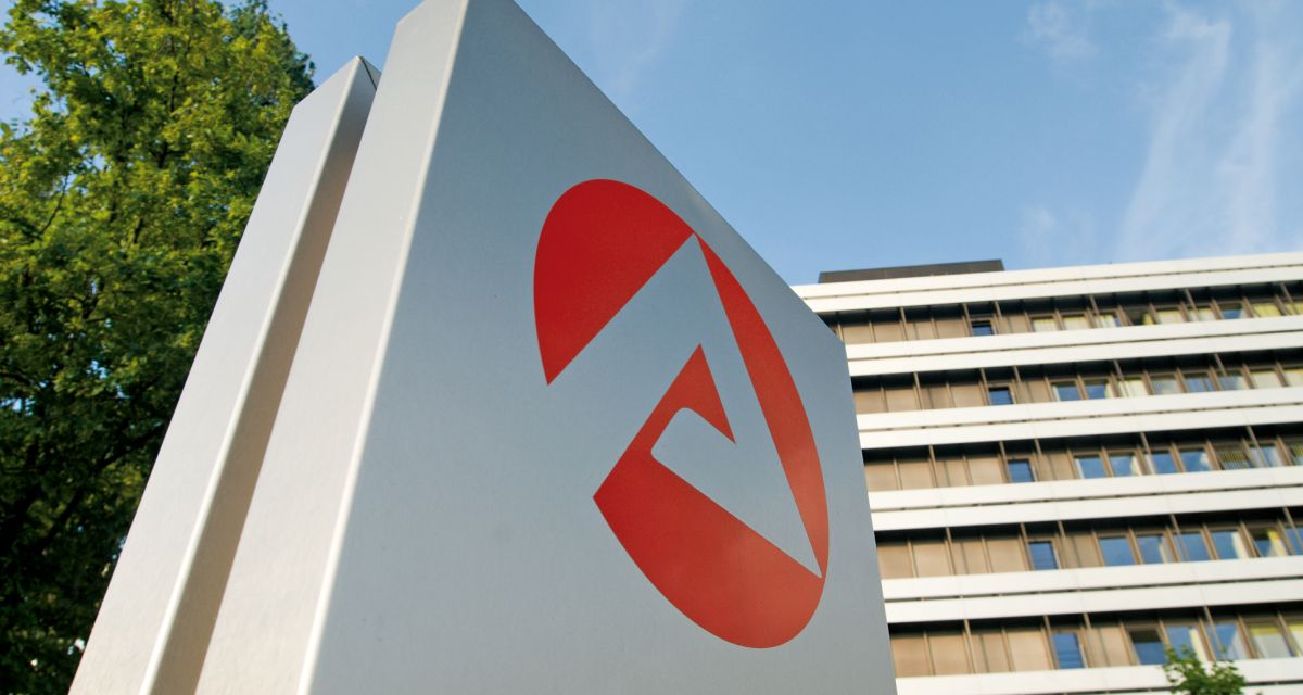 Ein Schild der Bundesagentur für Arbeit mit dem bekannten roten Logo.