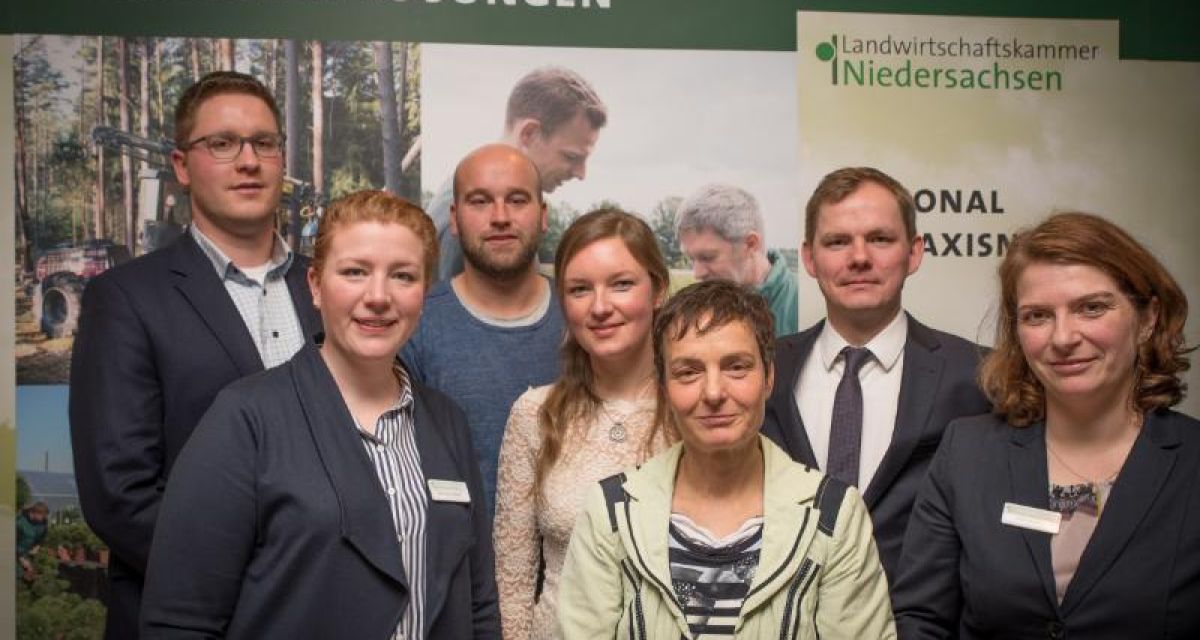 Referentinnen und Referenten des 67. Grünlandtages der Landwirtschaftskammer (LWK) Niedersachsen in Spohle (von links): Mathias Klahsen (LWK-Fachreferent für Marktberichterstattung), Anna-Lena Niehoff (LWK-Wirtschaftsberaterin), Niklas Bruns (Bio-Milchlandwirt, Träger des „Inno4Grass Award“), Felicitas Kaemena (Leiterin LWK-Feldversuchsstation für Grünlandwirtschaft und Rinderhaltung, Ovelgönne), Dr. Christine Kalzendorf (LWK-Beraterin Grünland, Ackerfutterbau und Futterkonservierung), Ludwig Börger (Referatsleiter Milch beim Deutschen Bauernverband, Geschäftsführer QM-Milch e.V.) und Moderatorin Meike Backes (Leiterin des LWK-Fachbereichs Grünland und Futterbau).
