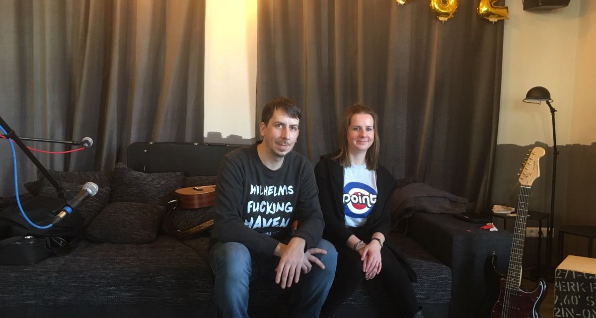 Auf dem Bild sitzen Felix und Annemarie Rasche auf einem Sofa im Jugendzentrum Point.