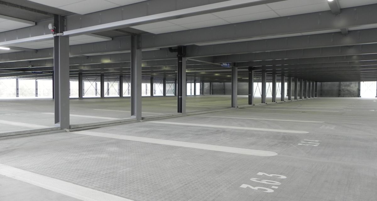 nummerierter PKW Einstellplatz in Gebäude