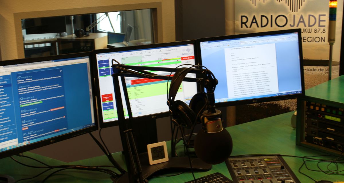 Blick in Radiostudio mit drei Monitoren