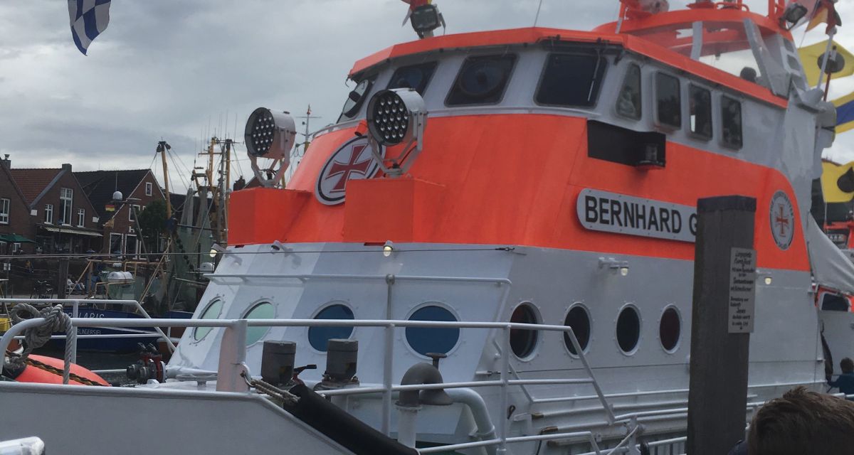 Seenotrettungsboot in weiß/neon Orange