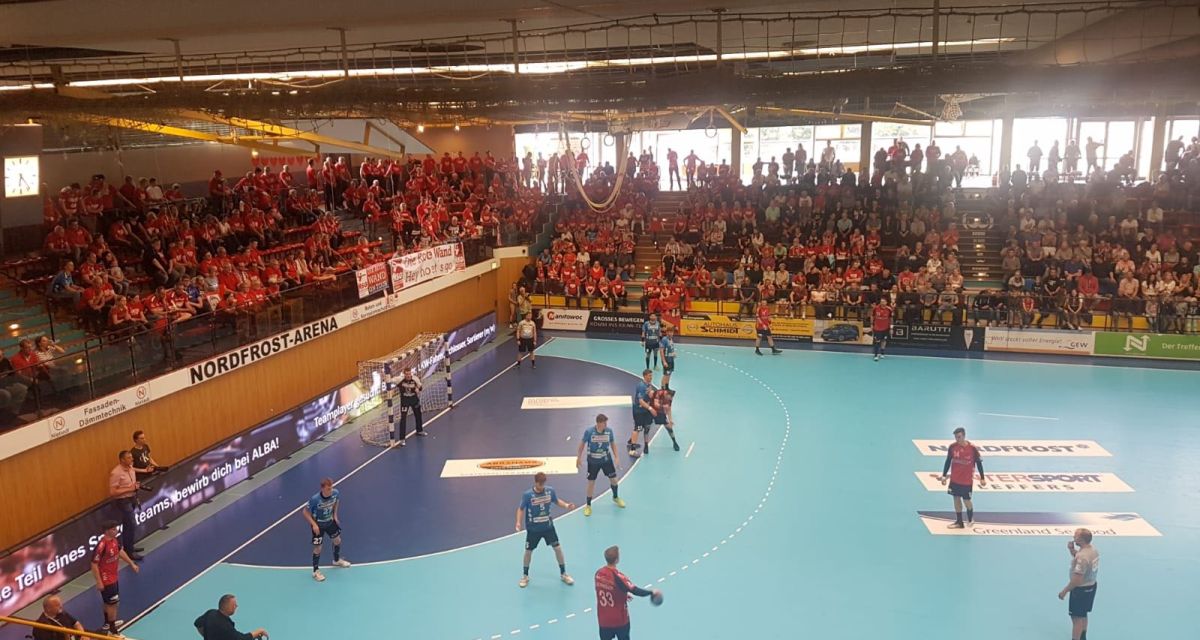 Handballer des WHV in der Halle beim Spiel gegen die HSG Lingen-Nordhorn