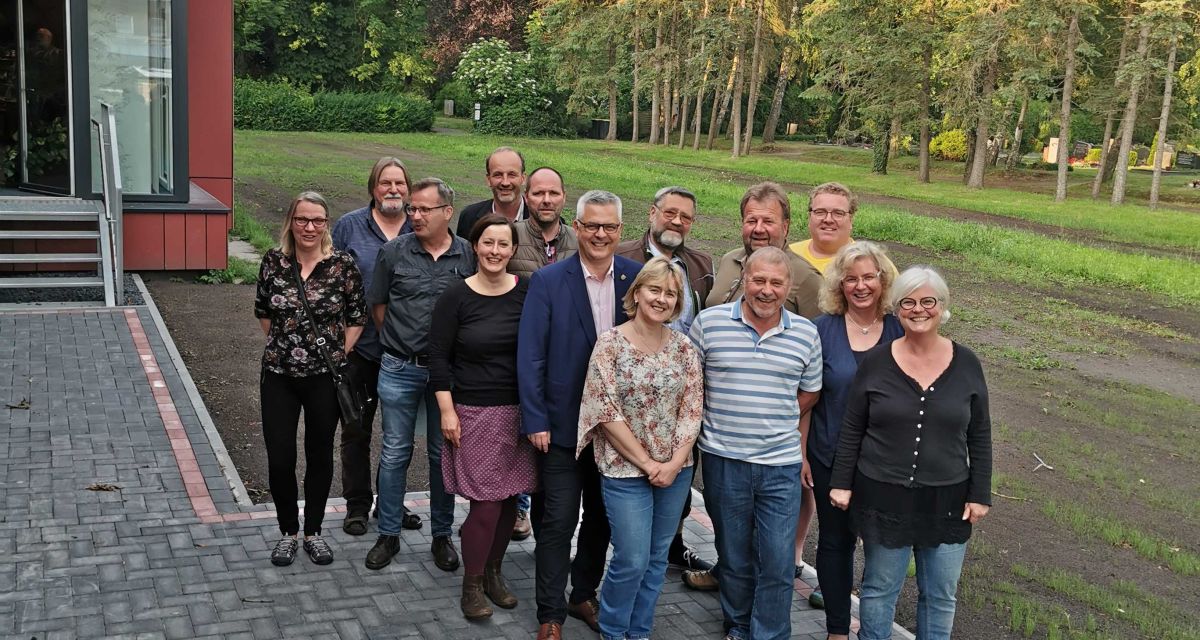 Teilnehmer des Round Tables hinter dem Rathaus in Sande