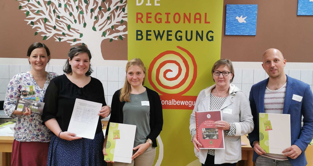 Vereinsvorstand präsentiert Mitgliedsliste vor einem grünen Roll-Up