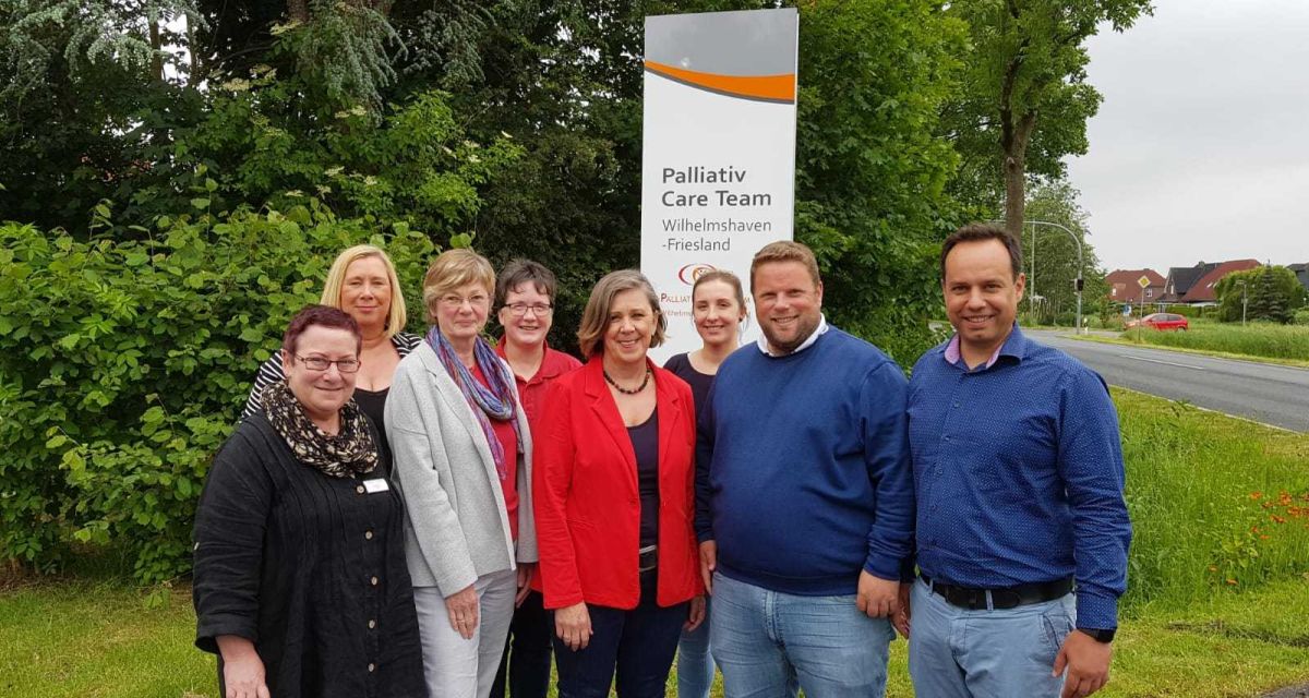 Das Palliativ Care Team  steht vor dem Eingangschild