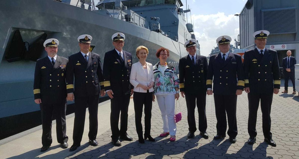 Die Bundesverteidigungsministerin Ursula von der Leyen wohnt der Indienststellung der Fregatte F-222 