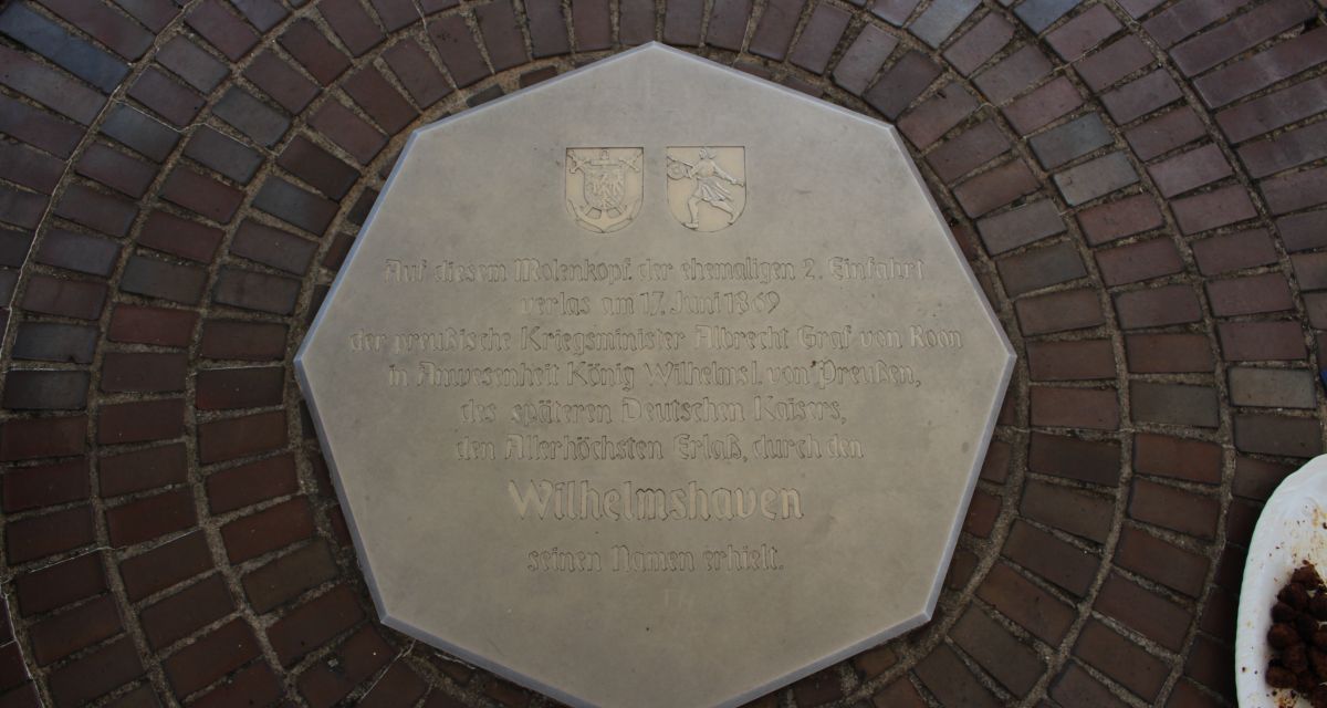 Die Gedenkplatte auf der Gründungsmole in Wilhelmshaven. Markierung von Ort und Zeit der Gründung Wilhelmshavens.