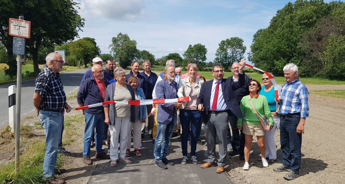 Freudige Menschen bei der Eröffnung eines Radweges im Wangerland durch Sven Ambrosy.