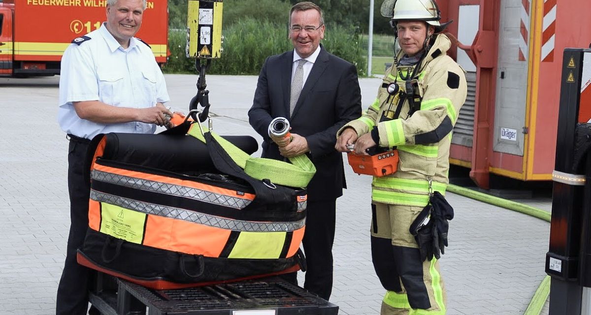 Feuerwehrleute und Funktionär in Arbeitskleidung