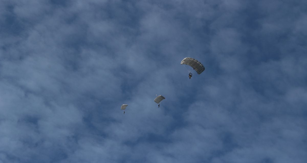 Die Organisator*innen des Kulturkarussells 2019 zeigen die Plakate