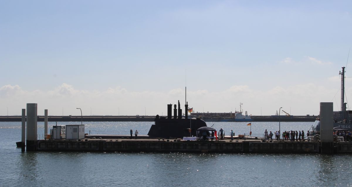Jevers Bürgermeister Jan Edo Albers beim ersten Spatenstich für das neue Feuerwehrhaus Cleverns. 