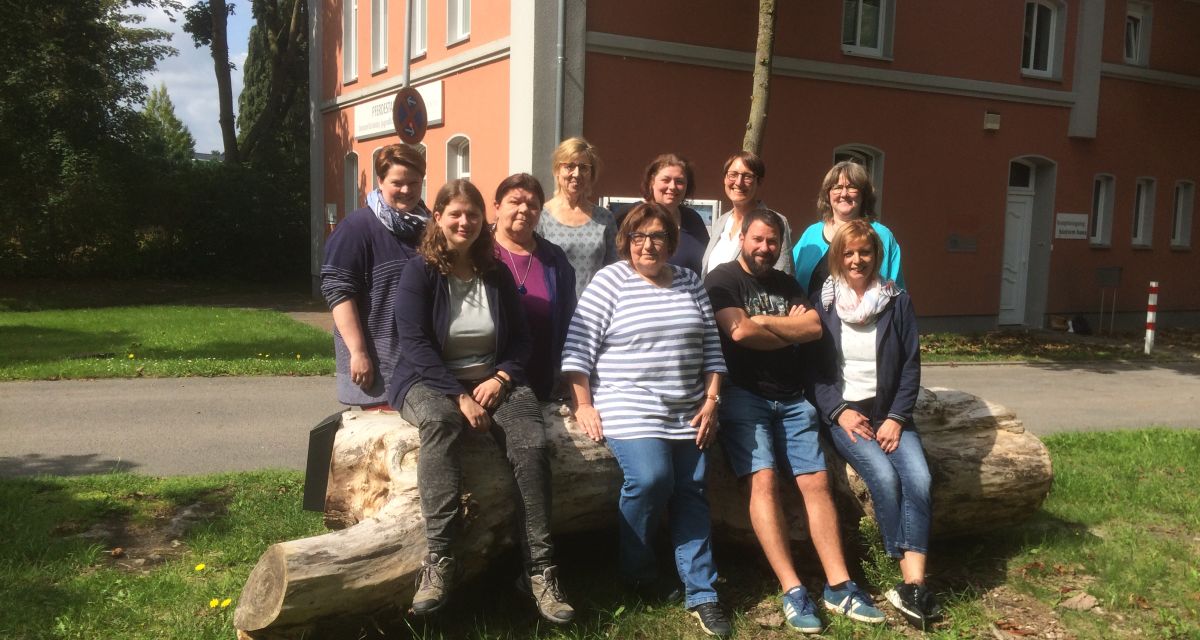 Die Mitarbeiter und Partner des PFERDESTALLS vor dem Gebäude