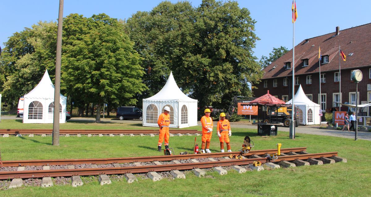 Spatenstich zum Gleisumbau in Sande