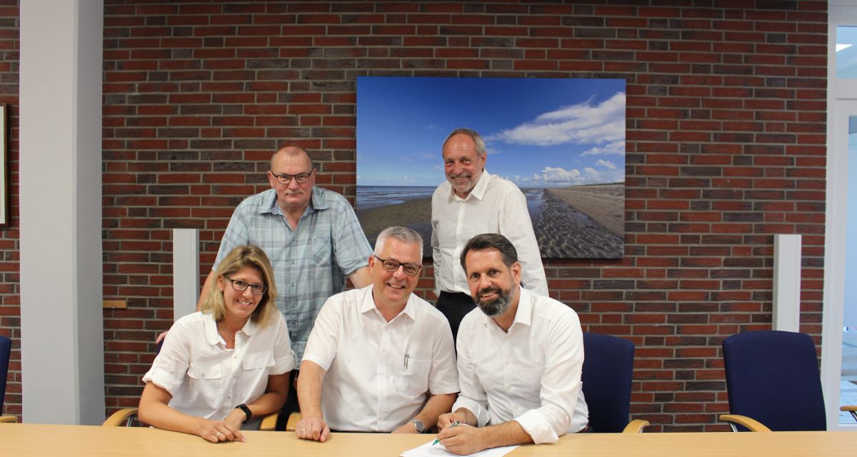 Olaf Lies übergibt an Stephan Eiklenborg einen Förderbescheid