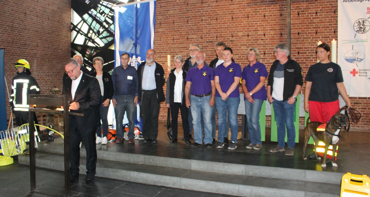 Vertreter der Notfallseelsorge stehen in der Stadtkirche Jever