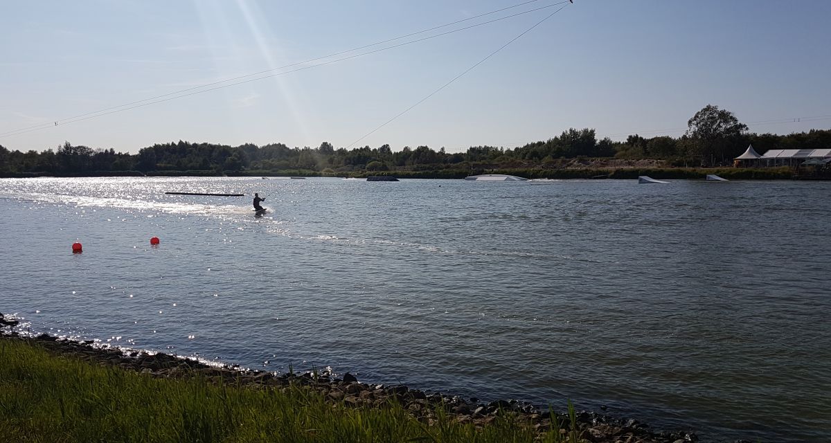Zu sehen ist die Wasserskianlage Hooksiel.