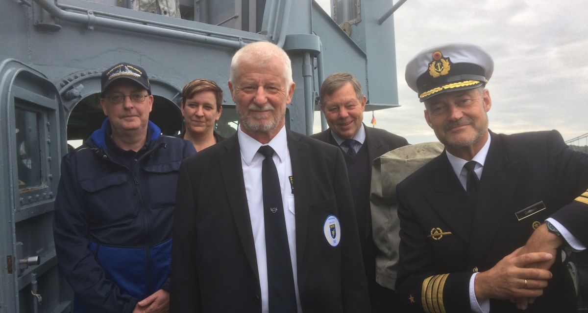Olaf Dietrich (Bordgemeinschaft), Nina Nustede (Marinemuseum), Gerd-Michael Wilwert (Erstbesatzung), Konteradmiral a.D. Gottfried Hoch (Marinemuseum) und Kapitän zur See Michael Gemein